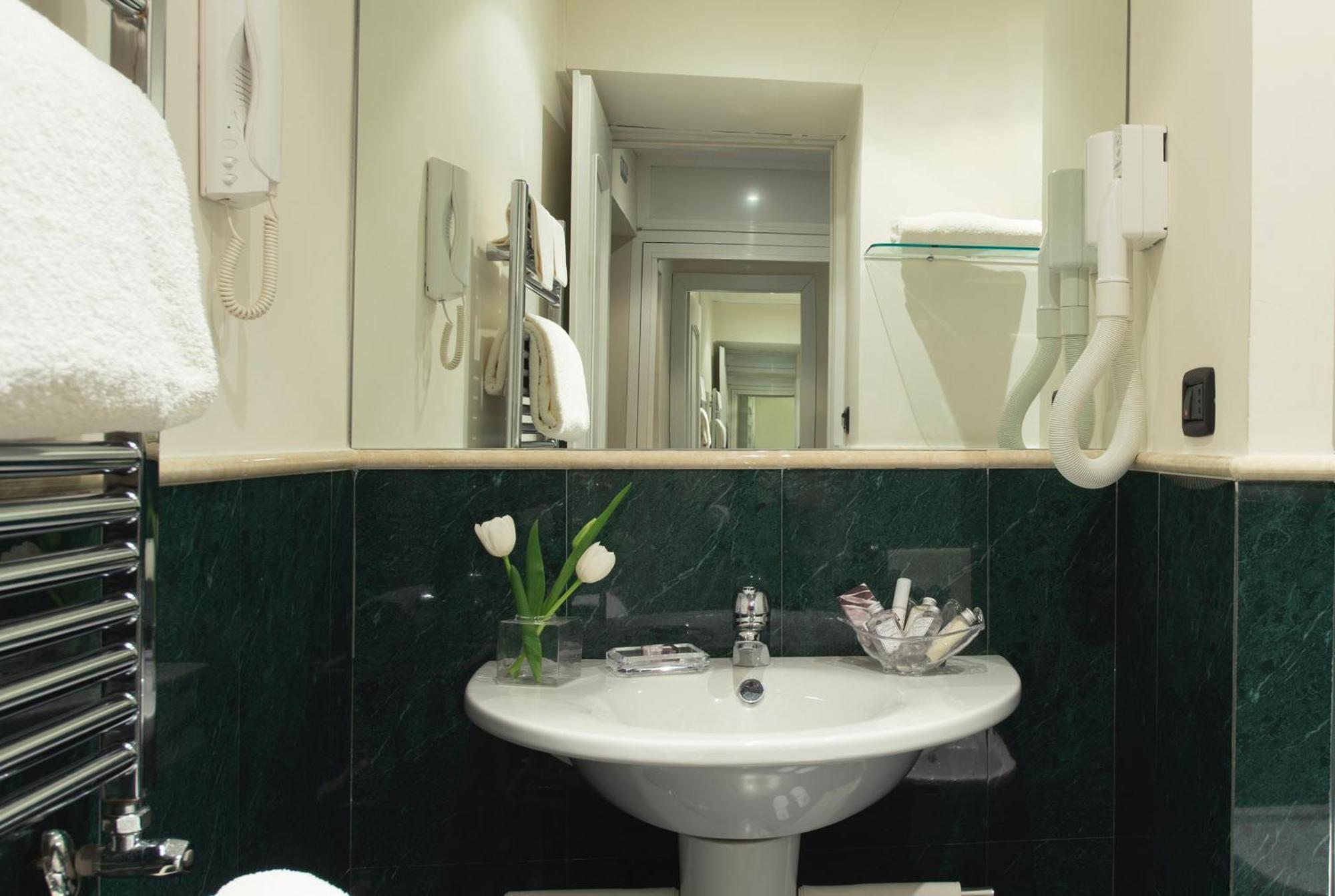 Hotel Gregoriana روما الغرفة الصورة